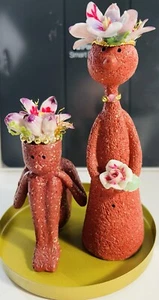 Par de estatuillas de terracota estilo boho niño y niña con flores de cerámica  - Imagen 1 de 11
