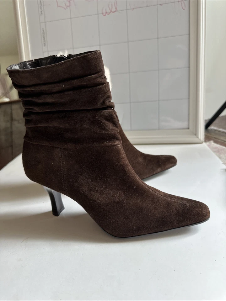 Botines acanalados de gamuza marrón White Mountain Chantel talla 7M marrón chocolate Foto 1 de 4