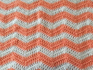 Handgefertigte gehäkelte Strick gestreift Baby Kleinkind weiß koralle Krippe Decke 37" x 27" - Bild 1 von 5