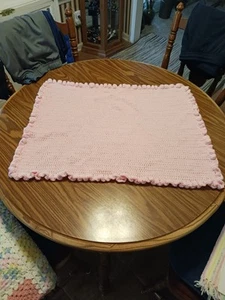 HANDGEMACHTE GEHÄKELTE WEICHE GESTRICKTE BABY MÄDCHEN DECKE ROSA 30×22 MIT 1 ZOLL FRANSEN. - Bild 1 von 2