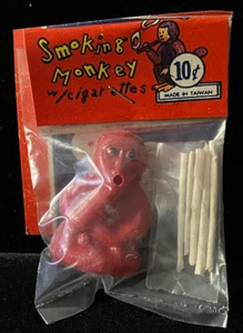 60er Vintage Groschenladen Spielzeug ROTER rauchender Affe Zigarettenschläge Rauchringe - Bild 1 von 3