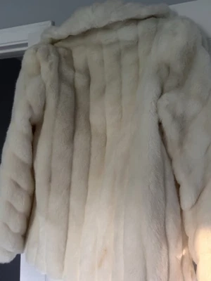 Lindo casaco de pele falsa, forrado em cetim tamanho feminino 9/10, fica na cintura - Imagem 1 de 4