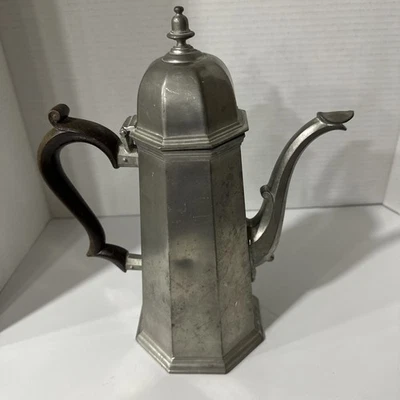 Cafetera alta octágona octágona de metal peltre Gorham de colección con mango de resina Foto 1 de 4