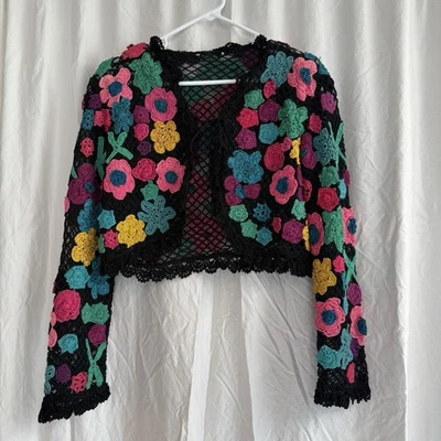 Cárdigan corto vintage negro de ganchillo Flower Power suéter red ribete de encaje Y2K Foto 1 de 4