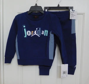 Neu mit Etikett 2-teiliges Jordan marineblaues buntes Logo Sweatshirt & Jogginghose Set Größe 2t - Bild 1 von 1