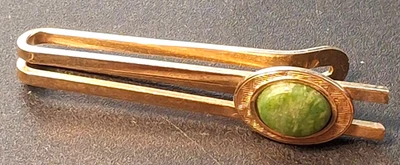 Barra de clip de corbata Krementz tono dorado con piedra verde Foto 1 de 4