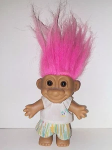 Muñeca Troll RUSS (18366) de Colección Pelo Rosa, Top de Palmera con Pantalones Cortos de Playa - Imagen 1 de 3