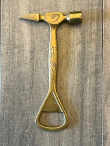 Abridor de botellas martillo de latón vintage con diseño grabado 3" de ancho x 6" de l - Imagen 1 de 2