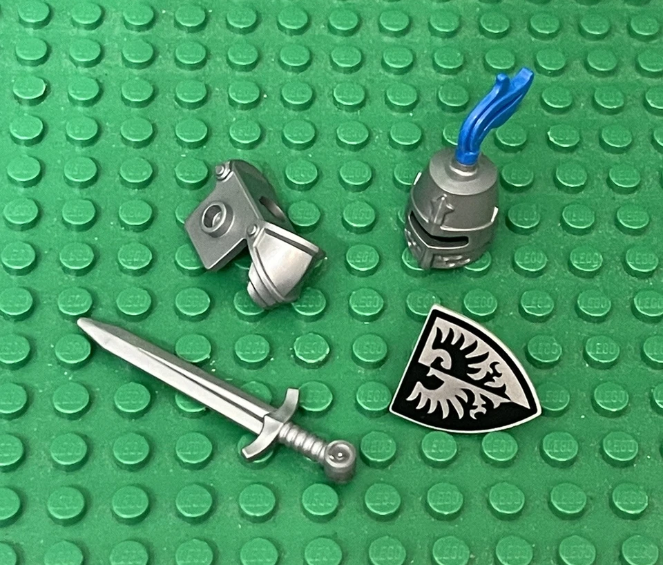 Lego casco castillo plano plateado con pluma azul, armadura, gran espada, escudo halcón Foto 1 de 1