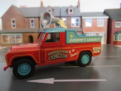 CORGI LAND ROVER ENDEREÇO PÚBLICO E PALHAÇOS - CHIPPERFIELDS ESCALA 1:43 Nº 07202 - Imagem 1 de 4