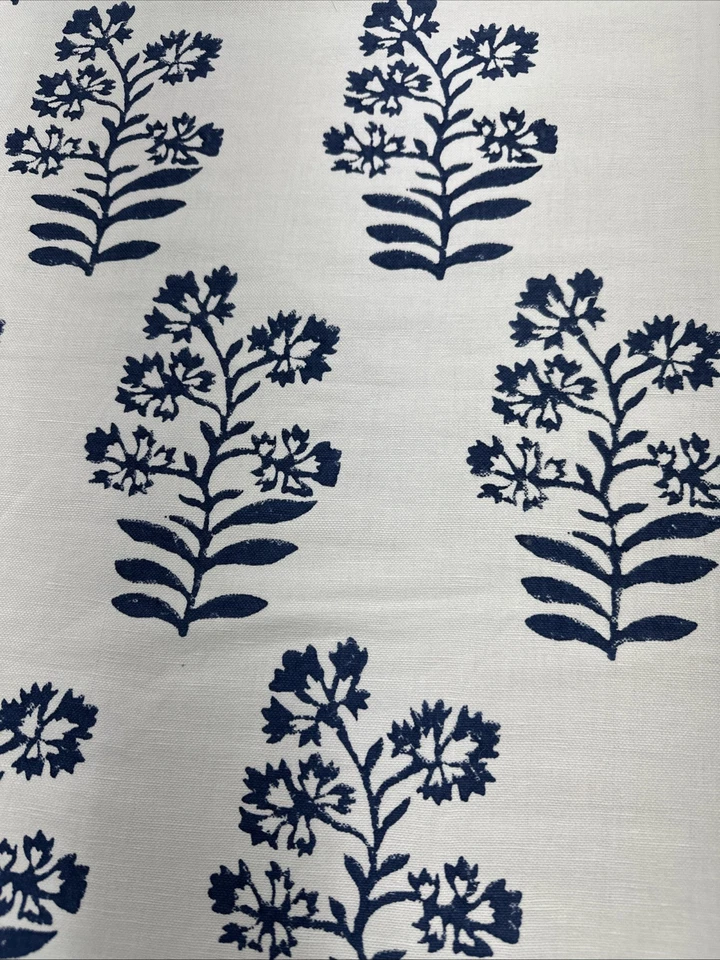 Tela de tapicería floral índigo flor silvestre 32x57 GP & J Baker PP50483 Foto 1 de 2