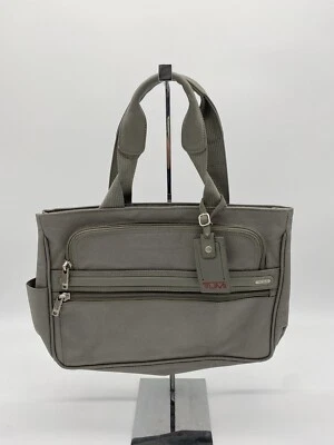 NUEVO Bolso de Mano Pequeño Tumi Plateado/Gris Estilo #26189S4 14”x10.5”x4” Foto 1 de 4