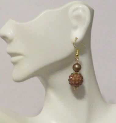 Pendientes de gancho cortos enchapados en oro de 0,75" marrón con cuentas de Shamballa Foto 1 de 2