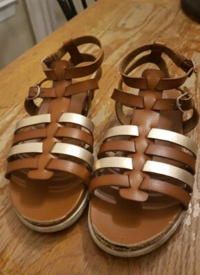 Sandalias Wonder Nation Big Girl Talla 3 Marrón Beige Correa al Tobillo Hechas por el Hombre Puntera Dañada Foto 1 de 4