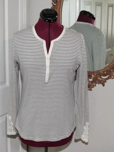 Chaps Damen Elfenbein & Marine Streifen Henley Baumwolle Top mit Elfenbein Häkel Ärmel Akzent - Bild 1 von 6
