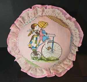 Vintage handgefertigtes Holly Hobby rosa rundes Dekokissen Rüschen Spitze Fahrrad  - Bild 1 von 13