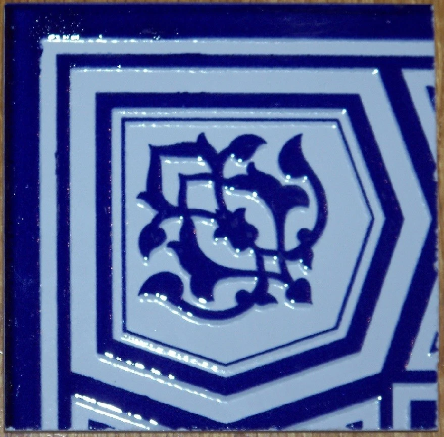 Borda de cerâmica turca Iznik branca e azul levantada 4"x4" (10cm x10cm) - Imagem 1 de 1
