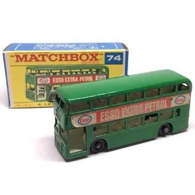 Lesney Matchbox 戴姆勒巴士 Esso Extra Petrol 号 74 1966 绿色 - 英格兰带盒 — 第 1/4 张图片