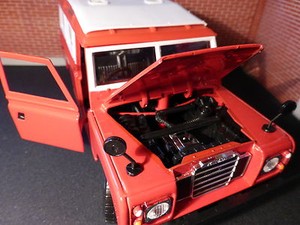 Red Land Rover Series 3 Utility LWB 109 Bburago 1:24 Scale Diecast Model Burago