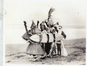 BEACH BLANKET BABYLON GOES BANANAS 8X10" B/W PRINT ON THE BEACH - Picture 1 of 1