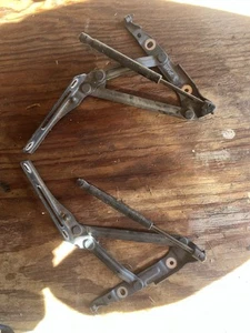 2008-2009 Pontiac G8 Base RH & LH Hood Hinges Mounting Bracket OEM - Imagen 1 de 4