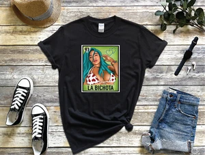 La Bichota Karol G, Bikini Verde Design Reggeaton T-Shirt Nera, Regalo Perfetto.  - Foto 1 di 2