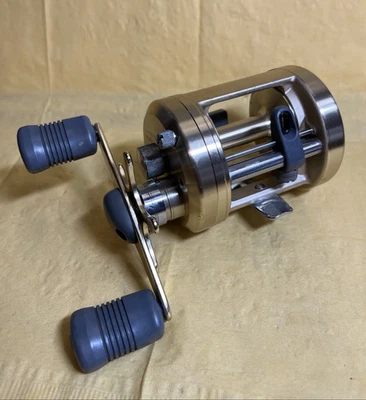 Shimano Gold Calcutta 400 Baitcasting Fishing Reel Cleaned & Serviced Carbontex - Image 1 of 4