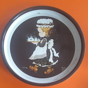 Vintage Retro 70er rund Metall Serviertablett Sarah Kay Holly Hobbie Mädchen Valentinstag - Bild 1 von 12