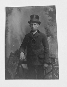 Zinnfoto hübscher junger Mann mit Zylinderhut im Studio antik 3,5 x 2,5 Zoll - Bild 1 von 6