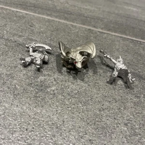 Pewter Dragon Castle Gargoyle W/ 2 Pewter Figures - Picture 1 of 7
