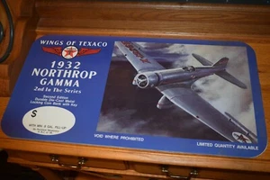 INSEGNA ESPOSIZIONE NEGOZIO ALI DEL TEXACO 1932 NORTHROP GAMMA PRESSOFUSA BANCA 24X12 NOS - Foto 1 di 2
