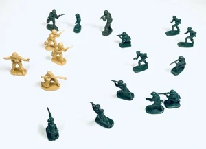 Menge 17 Vintage Micro Mini WWII Armee Männer grün hellbraun Spielzeugsoldaten Figuren 1" - Bild 1 von 4