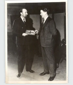 EXPLORER Sir HUBERT WILKINS Given UNION JACK by Griffith Jones 1931 Press Photo - Picture 1 of 2