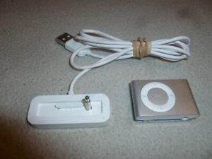 APPLE SHUFFLE IPOD SILBER A1204 NO 2125 MIT LADESTATION 2. GENERATION MP3 PLAYER - Bild 1 von 6