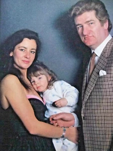 ARTICLE DE PRESSE 1984 EDDY MITCHELL AVEC SA FEMME MURIEL SA FILLE PAMÉLA - Imagen 1 de 1