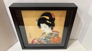 Japanischer Geisha Seide Kimono 3D Black Shadow Box Holzrahmen 13" x 13" x 2,5" - Bild 1 von 6