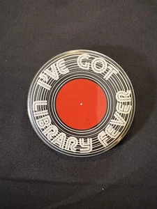 Vintage 70er Jahre "I've Got Library Fever" Disco Schallplatte Pinback Button Schule - Bild 1 von 1