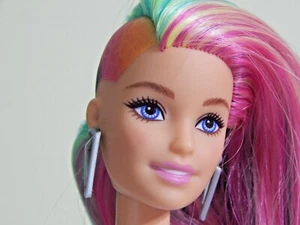 Vestito BARBIE Lungo Arcobaleno Capelli Leopardati Laterali Colore Rasato Rivela per OOAK - Foto 1 di 7