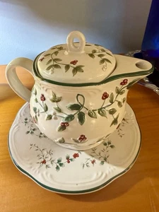 Pfaltzgraff Winterberry geformte Teekanne & Untersetzer 2 Stück schön Vintage 🎄❤️ - Bild 1 von 6
