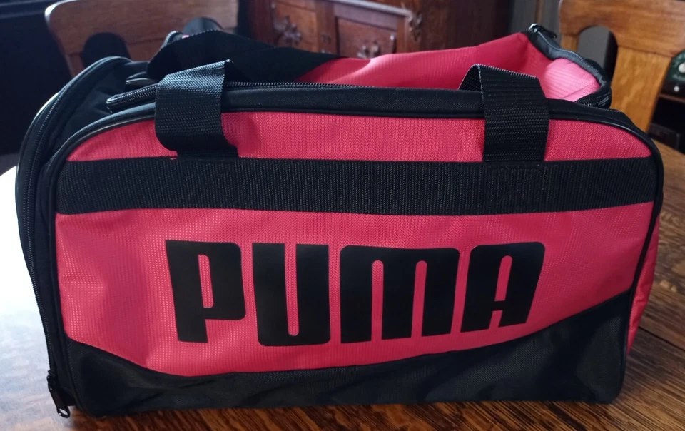 Bolso Deportivo PUMA, Rojo/Negro, Con Correa para el Hombro, 18" de Largo, Excelente Estado Foto 1 de 4