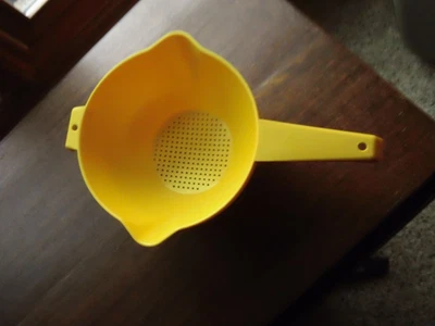 Tupperware #1523  2 Qt Yellow Strainer Colander w/Handle/ pour Spouts -GU - Image 1 of 3