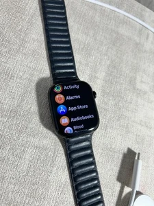 Apple Watch Series 10 czarny skórzany pasek Jet - Zdjęcie 1 z 5