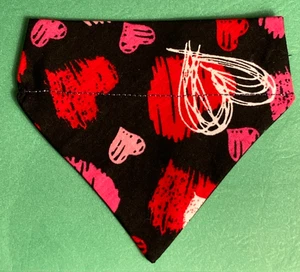 Über Halsband Slide On Haustier Hund Katze Bandana Schal HERZEN XSMALL - Bild 1 von 1