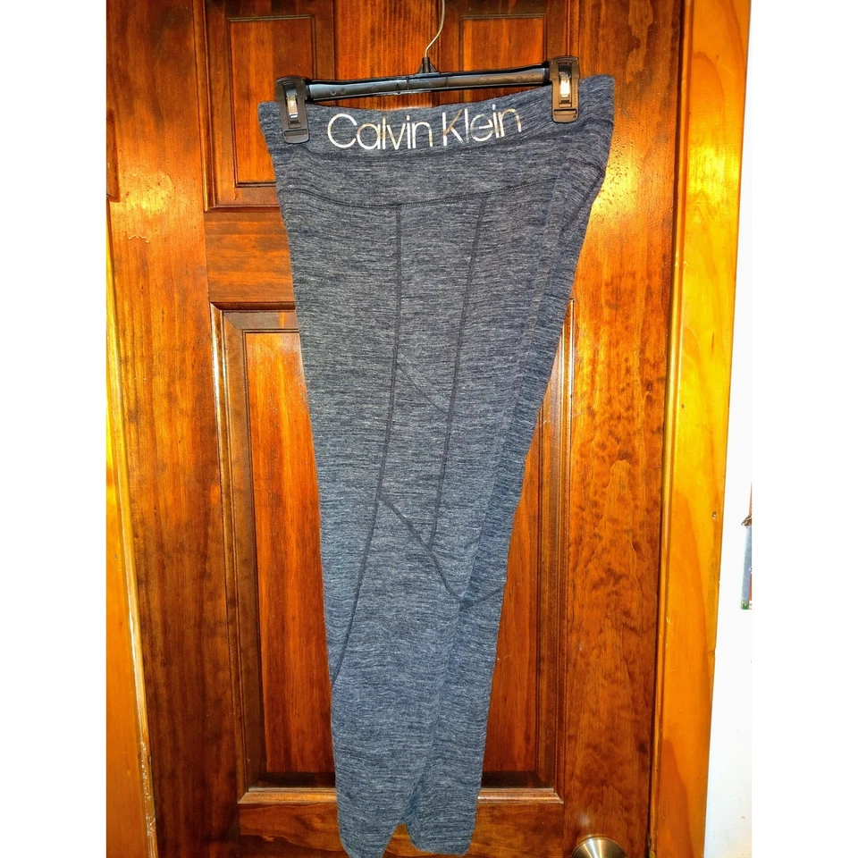 Leggings femininas Calvin Klein cinza couro cintura alta Capri G/G - Imagem 1 de 4