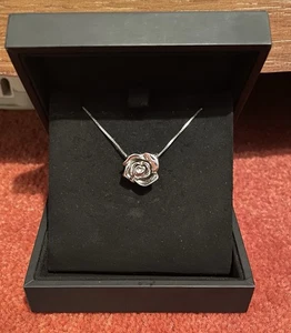 Rare Vintage Azendi Birthday Flowers 9ct White & Yellow Gold Open Rose Necklace - Picture 1 of 4