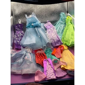 Lote Ropa Muñeca Barbie Vestidos Vestidos Coloridos Fiesta Moda Variedad - Imagen 1 de 2