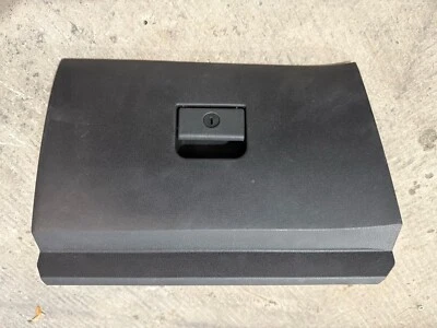 NISSAN 370Z 2009-20 TABLERO TABLERO GUANTERA COMPARTIMENTO DE ALMACENAMIENTO FABRICANTE DE EQUIPOS ORIGINALES 685001EA0A Foto 1 de 4