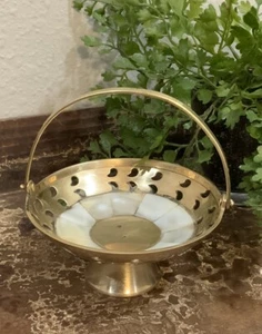 Cesta de plato de baratija con inserción de perlas de latón macizo de colección con pedestal de mango móvil - Imagen 1 de 8