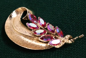 Vintage Red Iridescent Jeweled Leaf  & Gold Tint Metal Feather Broach 2.5" - Picture 1 of 4