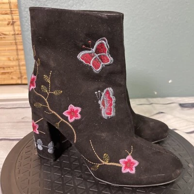 Botas Nanette Lepore Talla 6 Negro Gamuza Bordado Flores Mariposa Festival Y2K Foto 1 de 4